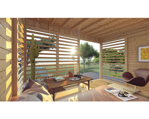Interiér dřevěného domu s trámovým stropem, horizontálními dřevěnými žaluziemi a nábytkem