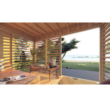 Světlá dřevěná chata s posezením, stolem a výhledem do přírody