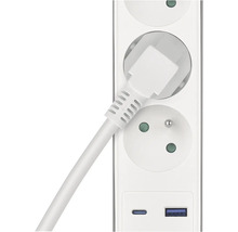 Prodlužovací kabel se zasunutou zástrčkou a USB porty