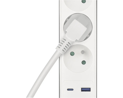 Prodlužovací kabel se zasunutou zástrčkou a USB porty