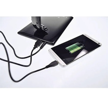 Smartphone se nabíjí pomocí USB kabelu v nabíjecí stanici.