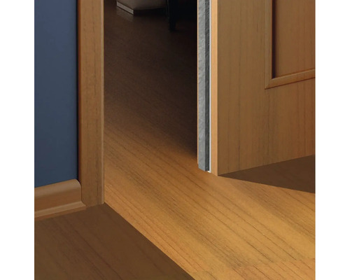 Detail laminátové podlahy a zárubně v interiéru