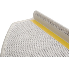 Detailní pohled na schod s kobercem a lepicí páskou pro upevnění