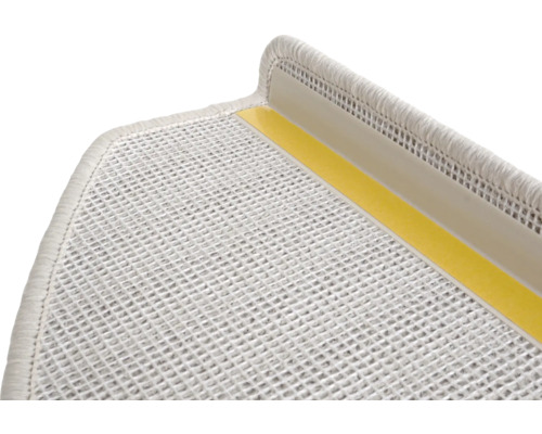 Detailní pohled na schod s kobercem a lepicí páskou pro upevnění