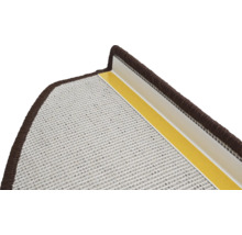 Detail schodu se schodišťovou hranou s hnědým okrajem