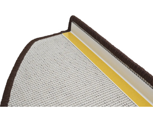 Detail schodu se schodišťovou hranou s hnědým okrajem