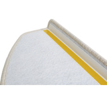 Detail schodu s kobercem a lepicí páskou