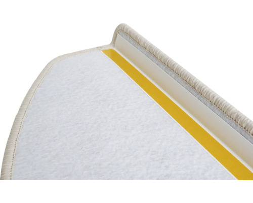 Detail schodu s kobercem a lepicí páskou