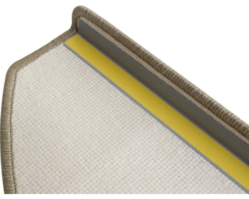 Detail schodišťové rohože s lepicí páskou a ochranou hran