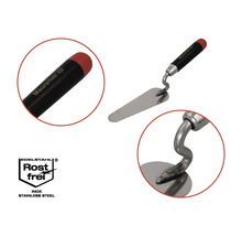 Zednická lžíce s černou rukojetí a nerezovým povrchem