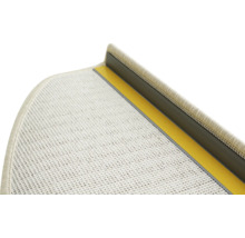 Detailní pohled na schodišťovou rohož s lepicí páskou a upevňovacím profilem