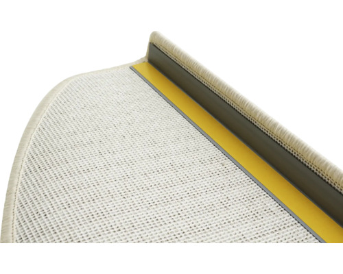 Detailní pohled na schodišťovou rohož s lepicí páskou a upevňovacím profilem