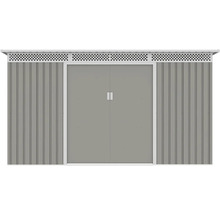 Šedý kovový zahradní domek s dvoukřídlými dveřmi, svisle profilovanými stěnami a větracími otvory v horní části.