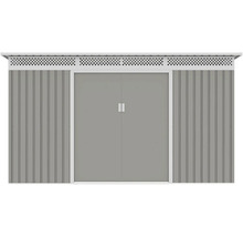 Šedý kovový zahradní domek s bílými dvoukřídlými dveřmi, vertikálním vlnitým profilem a větrací mřížkou v horní části.