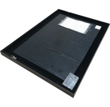 Zadní strana černého fotorámečku