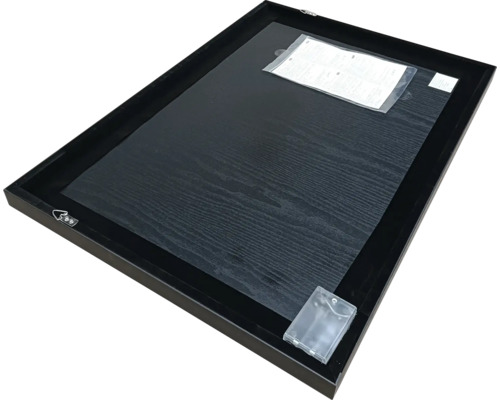 Zadní strana černého fotorámečku