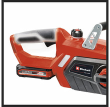 Detailní pohled na akumulátorovou řetězovou pilu Einhell s 18 Volt akumulátorem, ergonomickou rukojetí, víčkem olejové nádrže a Einhell Logo.