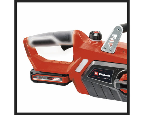 Detailní pohled na akumulátorovou řetězovou pilu Einhell s 18 Volt akumulátorem, ergonomickou rukojetí, víčkem olejové nádrže a Einhell Logo.