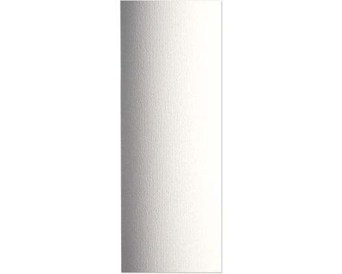 Bílá tapeta se strukturovaným povrchem.