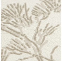 Detailní pohled na strukturovanou vliesovou tapetu s květinovým vzorem.