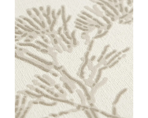 Detailní pohled na strukturovanou vliesovou tapetu s květinovým vzorem.