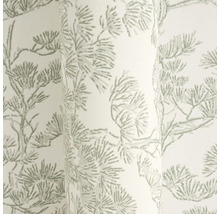 Vliesová tapeta se vzorem borovicových větví ve světle šedé barvě.