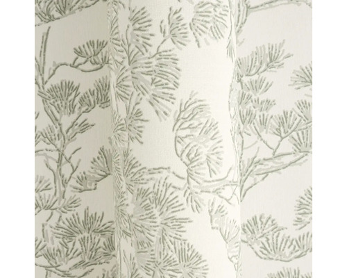 Vliesová tapeta se vzorem borovicových větví ve světle šedé barvě.