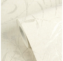 Vliesová tapeta v roli se strukturovaným povrchem a jemným vzorem listů a větví.