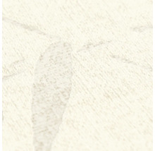 Detailní záběr vliesové tapety s listovým vzorem a strukturovaným povrchem.