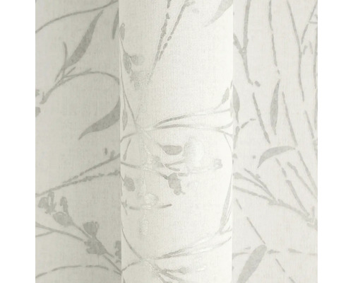 Vliesová tapeta s jemným světle šedým vzorem listů a větviček na světlém podkladu.