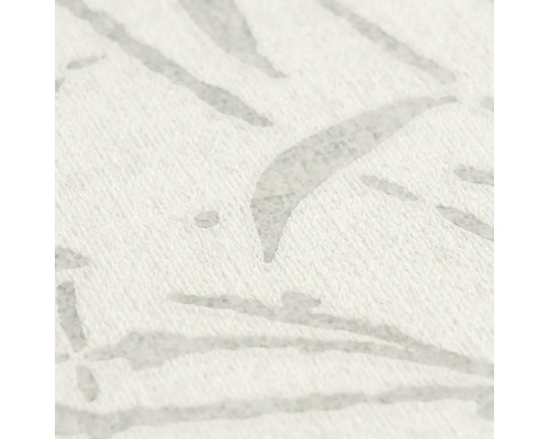 Detailní záběr na strukturovanou tapetu s jemným šedým listovým vzorem.