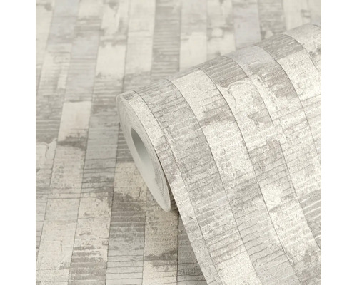 Vliesová tapeta s vertikálním proužkovaným vzorem v imitaci kamene nebo dřeva, světle šedá strukturovaná.