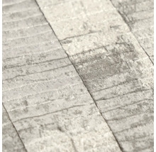 Strukturovaná tapeta s horizontálním proužkovaným vzorem a kovově lesklým povrchem.