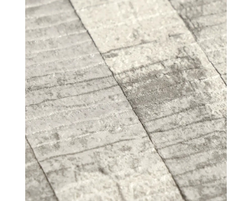 Strukturovaná tapeta s horizontálním proužkovaným vzorem a kovově lesklým povrchem.