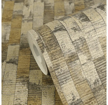 Role tapety s industriálním pruhovaným vzorem ve zlaté, stříbrné a hnědé barvě s obnošeným vzhledem a strukturovaným povrchem.