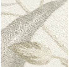 Detail strukturované tapety s rostlinnými motivy.