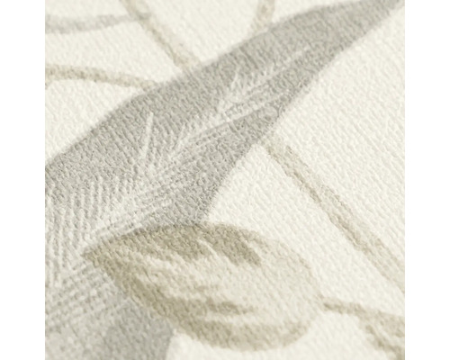 Detail strukturované tapety s rostlinnými motivy.