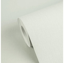 Detailní záběr role vliesové tapety s jemnou svislou strukturou.