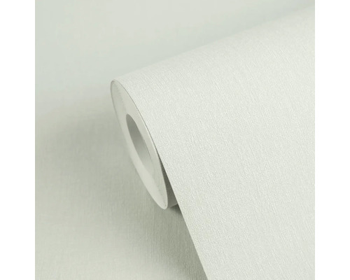 Detailní záběr role vliesové tapety s jemnou svislou strukturou.