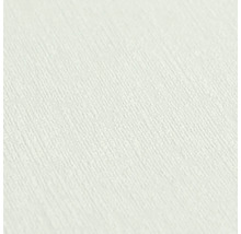 Detail jemně strukturované vliesové tapety se svislými liniemi.