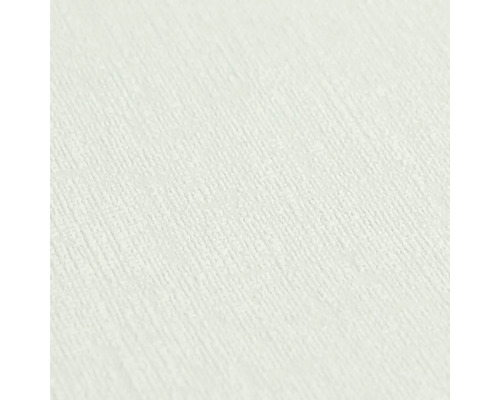 Detail jemně strukturované vliesové tapety se svislými liniemi.