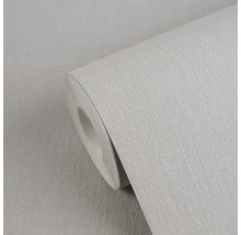 Světle šedá vliesová tapeta s lněnou strukturou na roli.