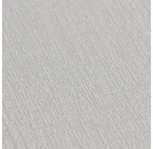 Detailní záběr strukturované tapety se svislým vzorem, přetíratelná.