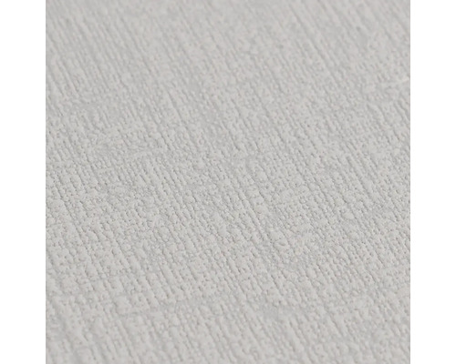 Detailní záběr strukturované tapety se svislým vzorem, přetíratelná.