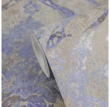 Vliesová tapeta s květinovým vzorem a strukturovaným povrchem ve fialové a zlaté barvě.