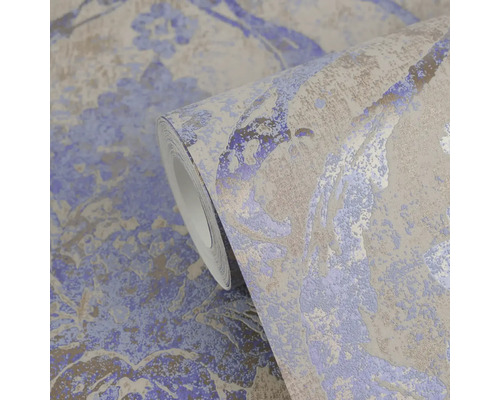 Vliesová tapeta s květinovým vzorem a strukturovaným povrchem ve fialové a zlaté barvě.