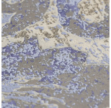 Strukturovaná tapeta s abstraktním vzorem v modré a bílé barvě, mramorovým vzhledem a stříbrnými třpytkami.