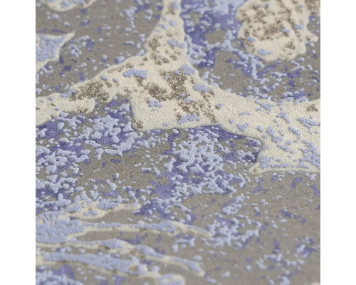 Strukturovaná tapeta s abstraktním vzorem v modré a bílé barvě, mramorovým vzhledem a stříbrnými třpytkami.