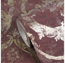 Role tapety s damaškovým vzorem, vliesová tapeta ve vintage stylu, červená a zlatá s texturovaným povrchem.