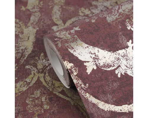 Role tapety s damaškovým vzorem, vliesová tapeta ve vintage stylu, červená a zlatá s texturovaným povrchem.
